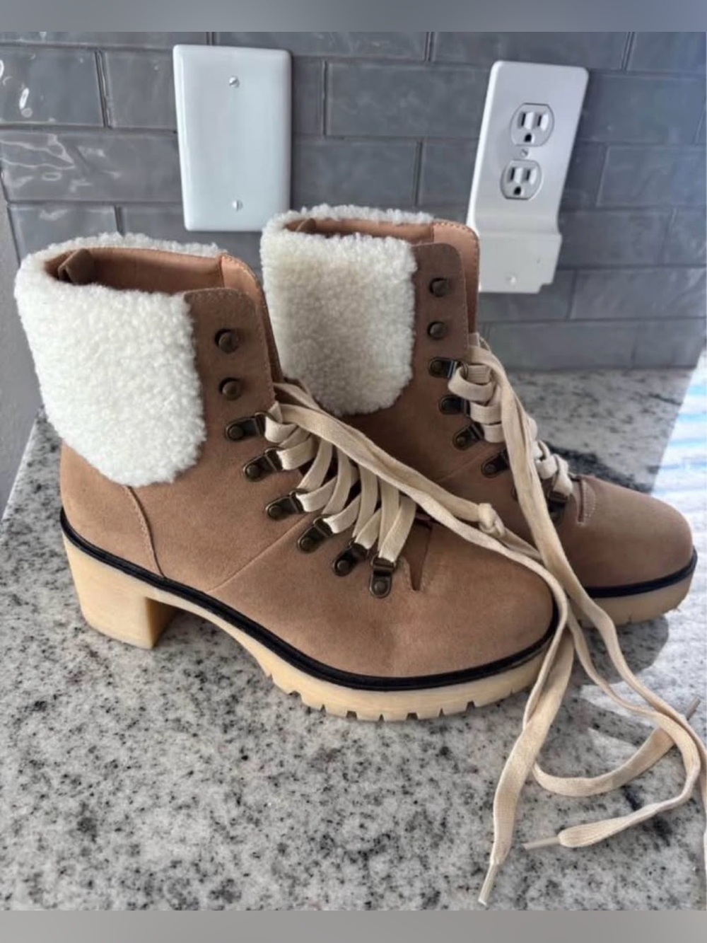 VICI Tan Suede Sherpa-Lined Lace-Up Ankle Boots - Size 8 - New In Box - Picture 5 of 7